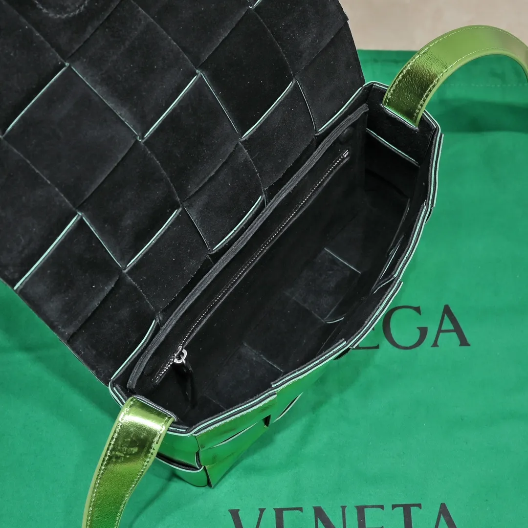 B’s new product is online!  The most popular CASSETTE square bag has new samples! If you think the original look is ordinary, then you will definitely like this one😍 The leaf-green slightly wrinkled bright metal and the often woven appearance present a classic work with a cool high-end feel. The look is already super cool when you pick it up. You must have the most special color. Size: 23x15x6. Model number; 6687
